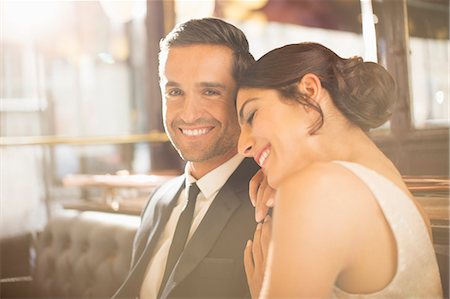 smile pose - Well-dressed couple hugging in restaurant Foto de stock - Sin royalties Premium, Código: 6113-07543591