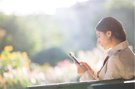 relaxant - Businesswoman using digital tablet in park Photographie de stock - Premium Libres de Droits, Code: 6113-07543520