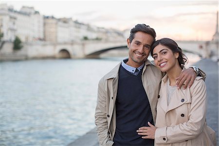 pareja - Couple walking along Seine River, Paris, France Foto de stock - Sin royalties Premium, Código: 6113-07543664