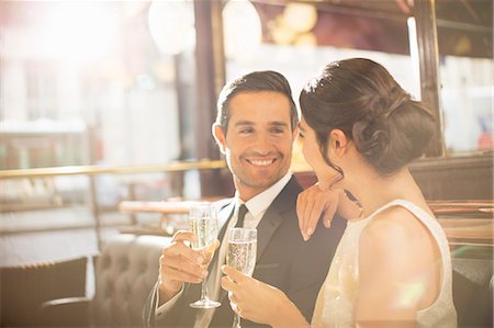 simsearch:6113-07543589,k - Couple drinking champagne in restaurant Foto de stock - Sin royalties Premium, Código: 6113-07543617