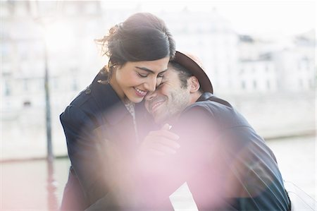 Couple hugging along Seine River, Paris, France Foto de stock - Sin royalties Premium, Código: 6113-07543623