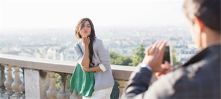 enviar besos - Man photographing girlfriend with Paris in background Foto de stock - Sin royalties Premium, Código: 6113-07543632