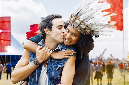 simsearch:6113-07564897,k - Couple kissing at music festival Photographie de stock - Premium Libres de Droits, Code: 6113-07564768