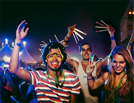 Fans with glow sticks cheering at music festival Foto de stock - Sin royalties Premium, Código: 6113-07564769
