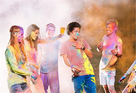 Friends covered in chalk dye at music festival Fotografie stock - Premium Royalty-Free, Codice: 6113-07564798