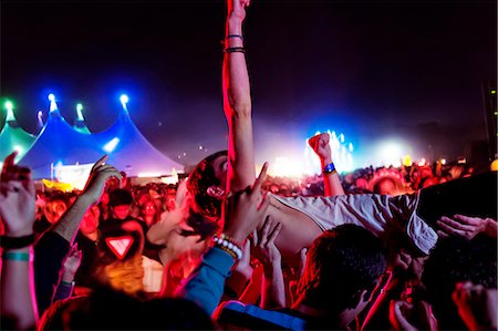 simsearch:6113-06498634,k - Man crowd surfing at music festival Foto de stock - Sin royalties Premium, Código: 6113-07564733