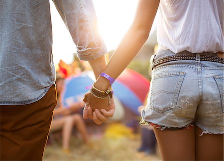 simsearch:6113-07564730,k - Couple holding hands near tents at music festival Foto de stock - Sin royalties Premium, Código: 6113-07564730