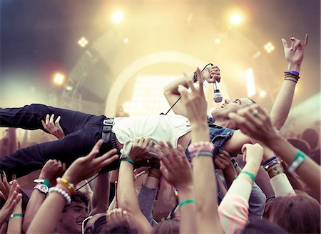 simsearch:622-08122834,k - Performer crowd surfing at music festival Photographie de stock - Premium Libres de Droits, Code: 6113-07564844