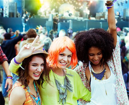 Portrait of cheering friends at music festival Foto de stock - Sin royalties Premium, Código: 6113-07564851