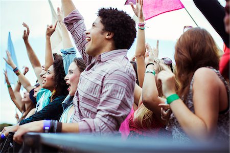 publicidad - Fans cheering at music festival Foto de stock - Sin royalties Premium, Código: 6113-07564813