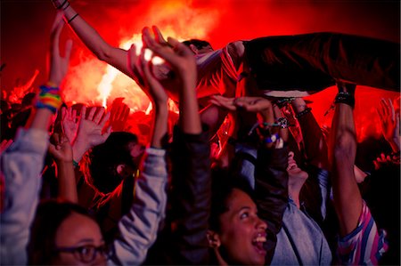 simsearch:622-08122834,k - Man crowd surfing at music festival Photographie de stock - Premium Libres de Droits, Code: 6113-07564821