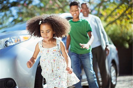 simsearch:6113-07731259,k - Family running outside car Foto de stock - Royalty Free Premium, Número: 6113-07564942