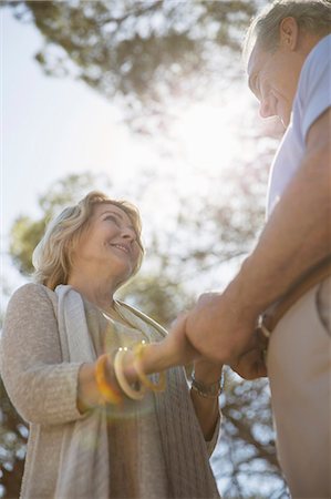 simsearch:6113-07564959,k - Senior couple holding hands under trees Photographie de stock - Premium Libres de Droits, Code: 6113-07564953