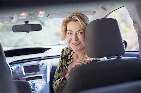regarder en arrière - Portrait of happy senior woman inside of car Photographie de stock - Premium Libres de Droits, Code: 6113-07564951
