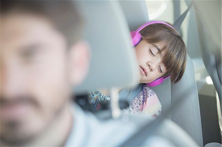 dirigir - Girl with headphones sleeping in back seat of car Foto de stock - Sin royalties Premium, Código: 6113-07564973