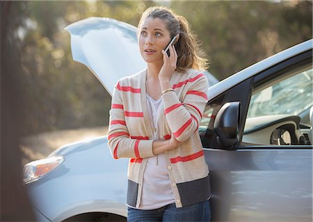 Woman talking on cell phone with automobile hood raised at roadside Stockbilder - Premium RF Lizenzfrei, Bildnummer: 6113-07564986