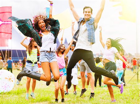 pictures of happy adults - Portrait of enthusiastic friends jumping and dancing at music festival Foto de stock - Sin royalties Premium, Código: 6113-07564909