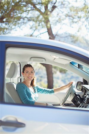 dirigir - Portrait of smiling woman inside car Foto de stock - Sin royalties Premium, Código: 6113-07565043