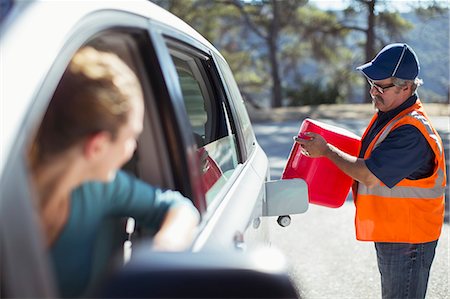 plombage - Woman watching roadside mechanic fill gas tank Photographie de stock - Premium Libres de Droits, Code: 6113-07565054