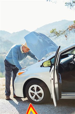 simsearch:6113-07565036,k - Man looking at car engine at roadside Photographie de stock - Premium Libres de Droits, Code: 6113-07565065