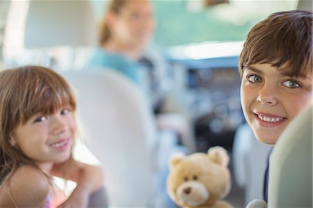 regarder en arrière - Portrait of happy brother and sister in back seat of car Photographie de stock - Premium Libres de Droits, Code: 6113-07565077