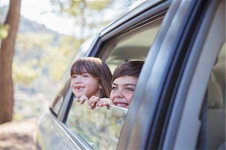 Happy brother and sister looking out car window Foto de stock - Sin royalties Premium, Código: 6113-07565086