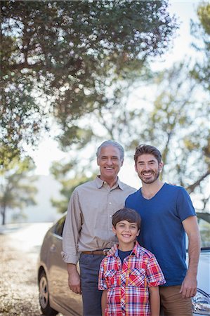 Portrait of multi-generation men outside car Foto de stock - Sin royalties Premium, Código: 6113-07565091