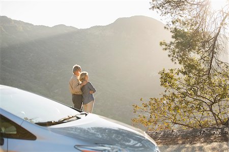 simsearch:6113-07565002,k - Senior couple looking at mountain view outside car Foto de stock - Sin royalties Premium, Código: 6113-07565026