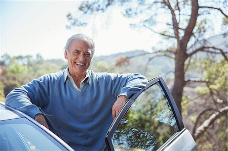 Portrait of happy senior man leaning on car Photographie de stock - Premium Libres de Droits, Code: 6113-07565034