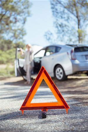 simsearch:6113-07565005,k - Woman talking on cell phone with automobile hood raised at roadside Stock Photo - Premium Royalty-Free, Code: 6113-07565039