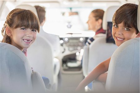 Portrait of happy brother and sister in back seat of car Photographie de stock - Premium Libres de Droits, Code: 6113-07565132