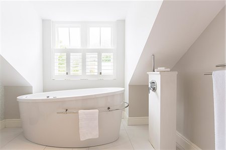 Soaking tub in modern bathroom Photographie de stock - Premium Libres de Droits, Code: 6113-07565245