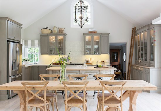 Wooden dining table in luxury kitchen Photographie de stock - Premium Libres de Droits, Le code de l’image : 6113-07565251