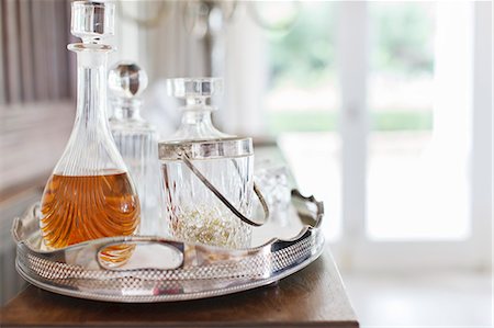 scotch - Crystal alcohol decanters on silver tray Fotografie stock - Premium Royalty-Free, Codice: 6113-07565260