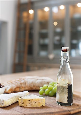 Cheese, balsamic vinegar, grapes and baguette on wooden board Photographie de stock - Premium Libres de Droits, Code: 6113-07565264