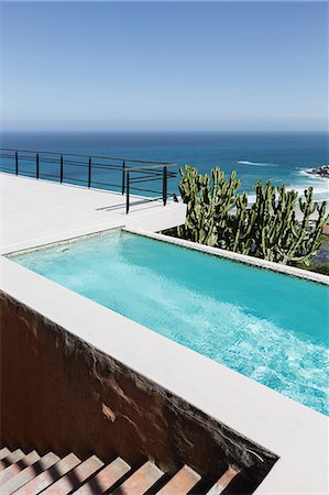 simsearch:6113-07565229,k - Luxury lap pool overlooking ocean Photographie de stock - Premium Libres de Droits, Code: 6113-07565202