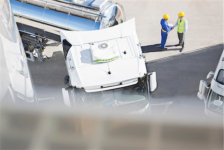 Workers handshaking next to stainless steel milk tanker Foto de stock - Sin royalties Premium, Código: 6113-07565346