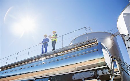 schutzhelm - Workers on platform above stainless steel milk tanker Stockbilder - Premium RF Lizenzfrei, Bildnummer: 6113-07565355