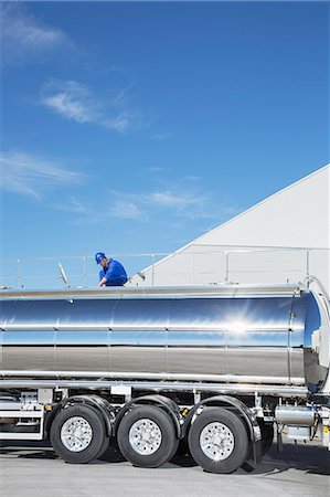 simsearch:6113-07565437,k - Worker on platform above stainless steel milk tanker Foto de stock - Sin royalties Premium, Código: 6113-07565390