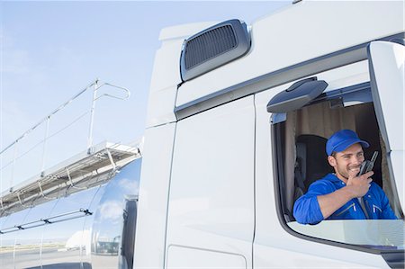 Driver using walkie-talkie in stainless steel milk tanker Foto de stock - Sin royalties Premium, Código: 6113-07565447