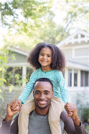 Portrait of smiling father carrying daughter on shoulders Foto de stock - Sin royalties Premium, Código: 6113-07565461