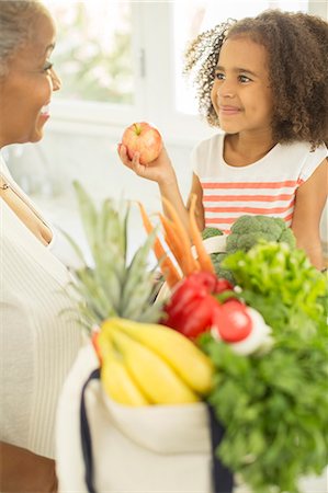 Grandmother and granddaughter unpacking groceries Stockbilder - Premium RF Lizenzfrei, Bildnummer: 6113-07565499