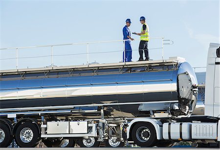 Workers on platform above stainless steel milk tanker Photographie de stock - Premium Libres de Droits, Code: 6113-07565404