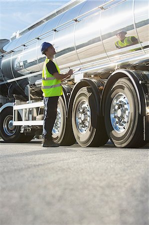 Worker with clipboard checking stainless steel milk tanker Photographie de stock - Premium Libres de Droits, Code: 6113-07565422