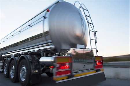 Stainless steel milk tanker on the road Photographie de stock - Premium Libres de Droits, Code: 6113-07565434