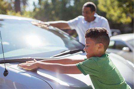 Grandfather and grandson wiping car Foto de stock - Sin royalties Premium, Código: 6113-07565527