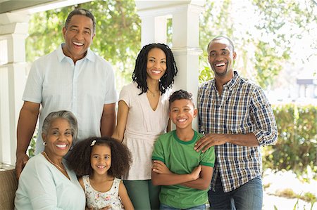 Portrait of smiling multi-generation family on porch Photographie de stock - Premium Libres de Droits, Code: 6113-07565642