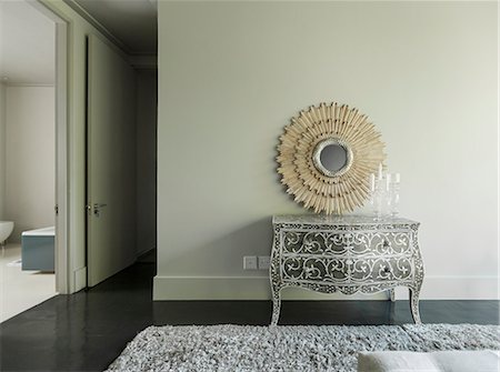 Elegant dresser and mirror in luxury bedroom Photographie de stock - Premium Libres de Droits, Code: 6113-07565658