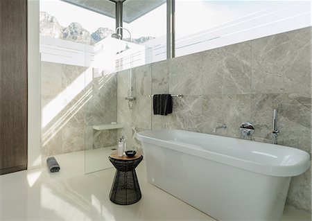 simsearch:6113-07589700,k - Soaking tub in sunny modern bathroom Foto de stock - Sin royalties Premium, Código: 6113-07565661