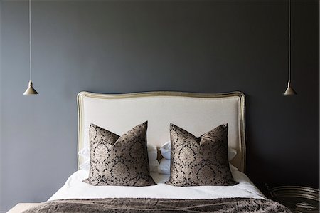 schlafzimmer - Bed in luxury bedroom Stockbilder - Premium RF Lizenzfrei, Bildnummer: 6113-07565669